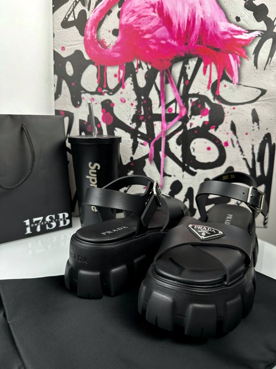 Black sandals with badge, In stock, 39