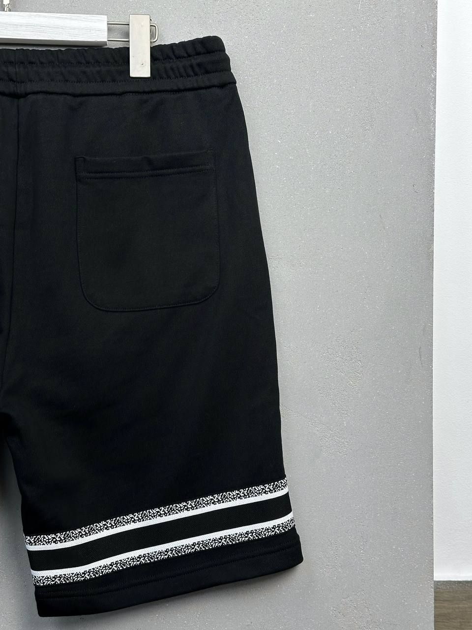 Black shorts with white stripes at the bottom, M