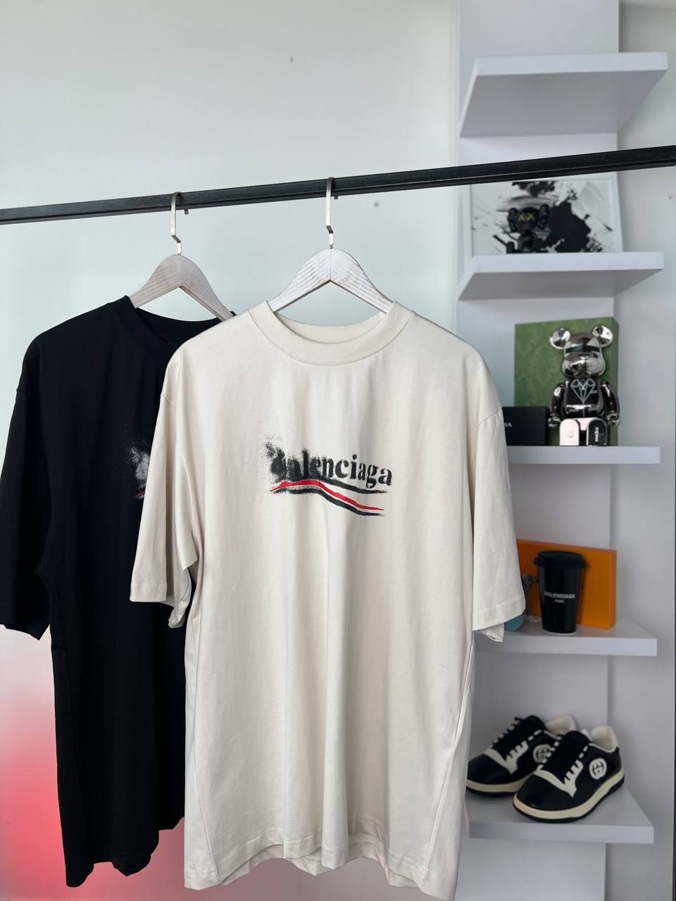 T-shirt in beige with blurred logo, S