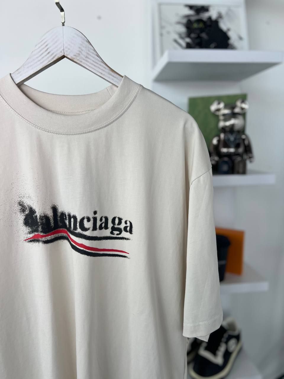 T-shirt in beige with blurred logo, L