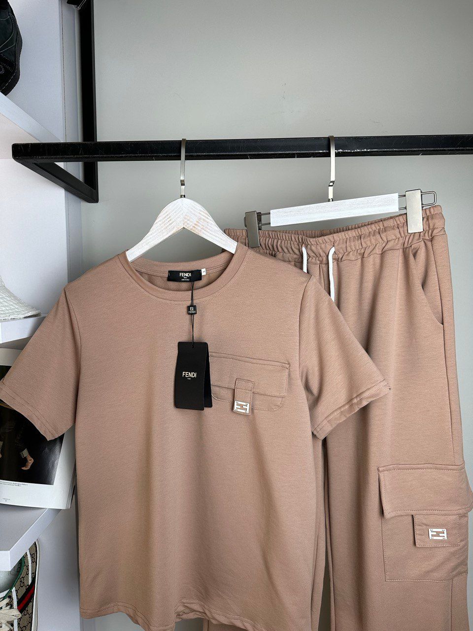 suit brown pants, t-shirt, S