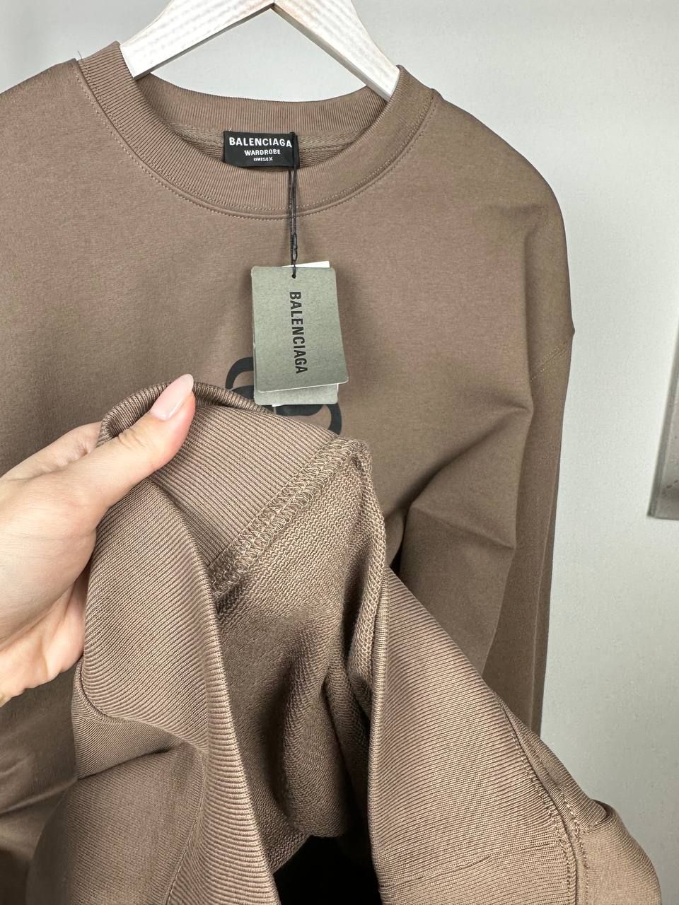 Brown sweatshirt with logo, M