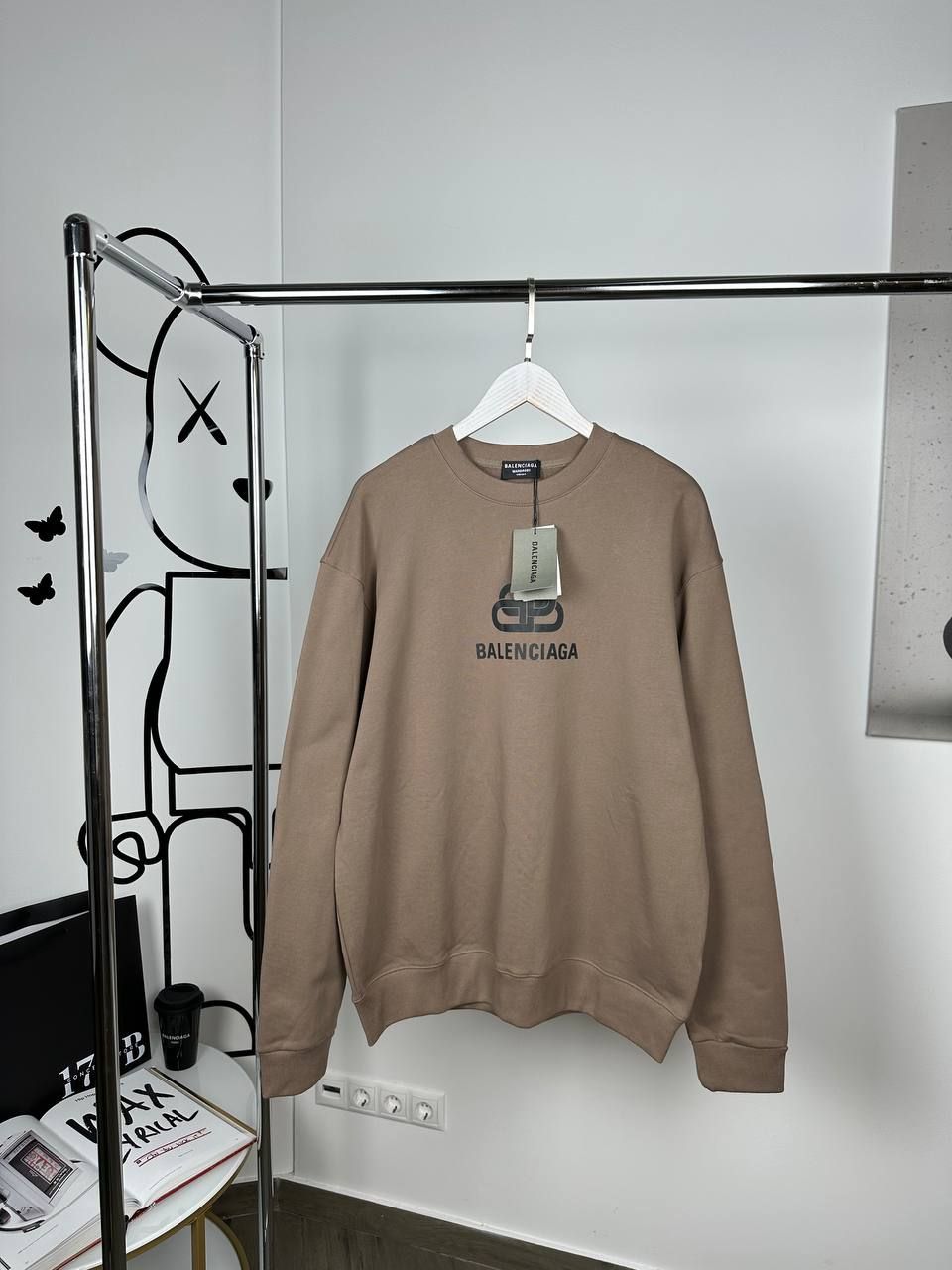 Brown sweatshirt with logo, M