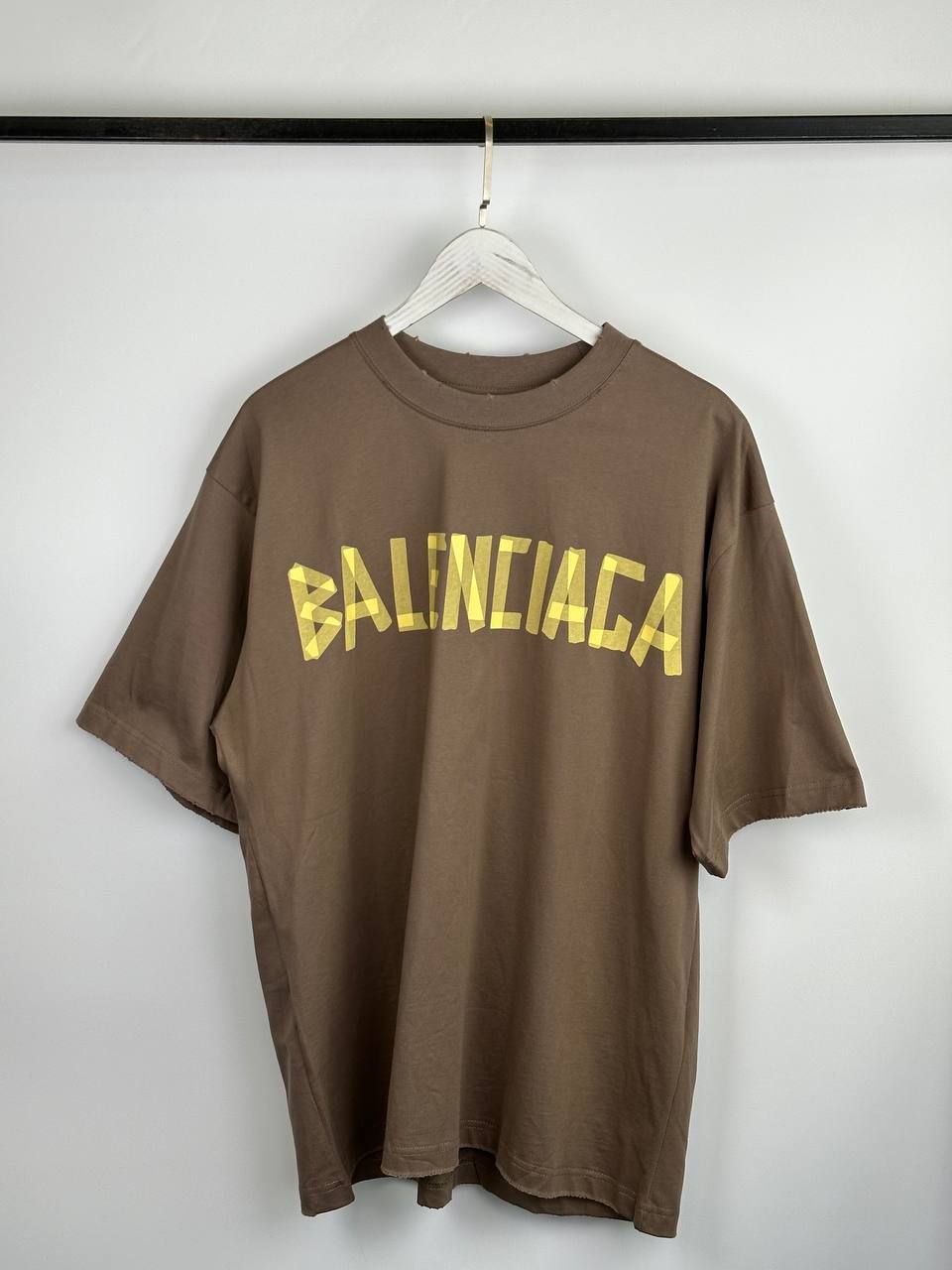 Brown ribbon t-shirt with yellow lettering, S