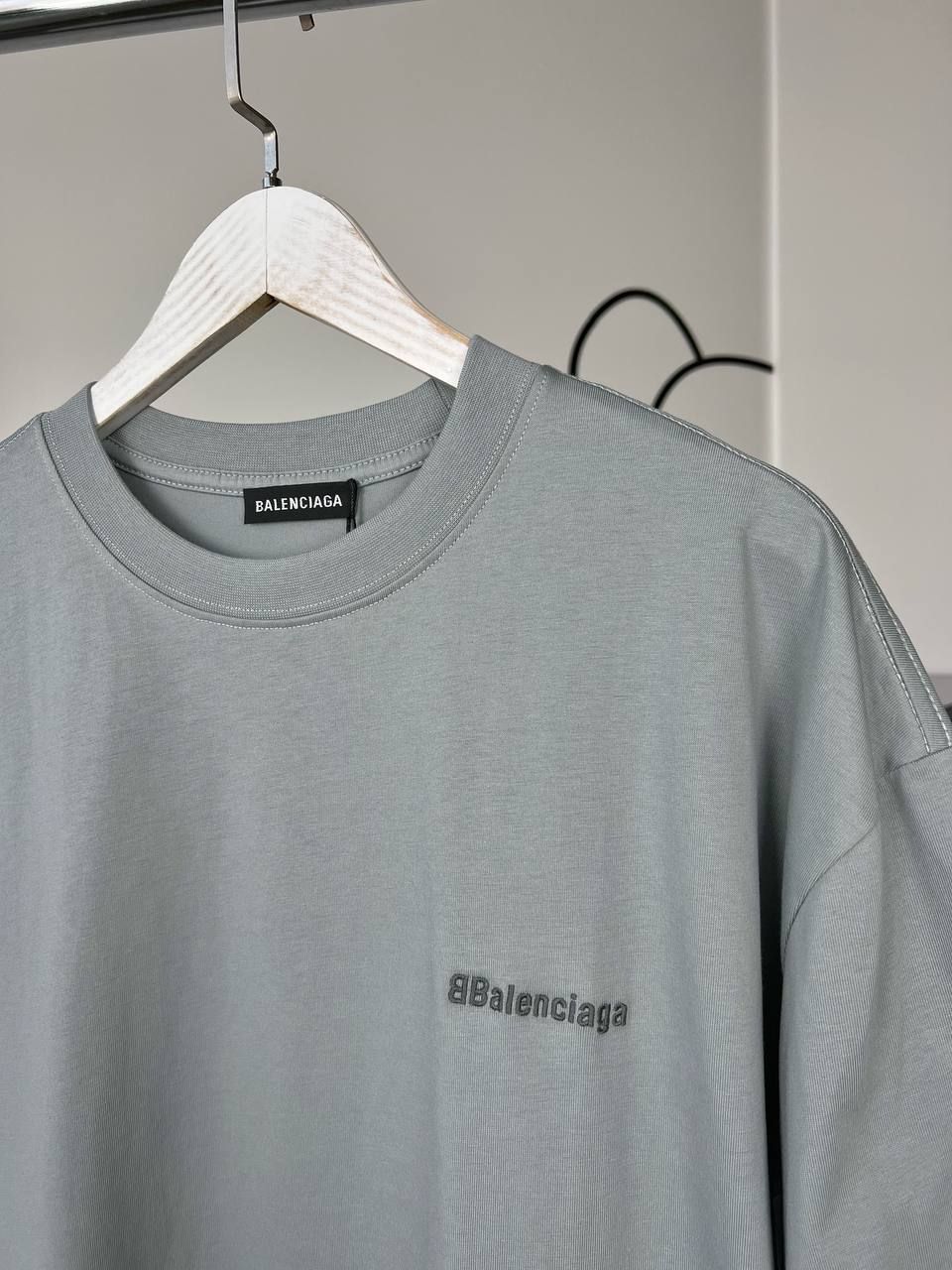 T-shirt gray with logo on the side, S