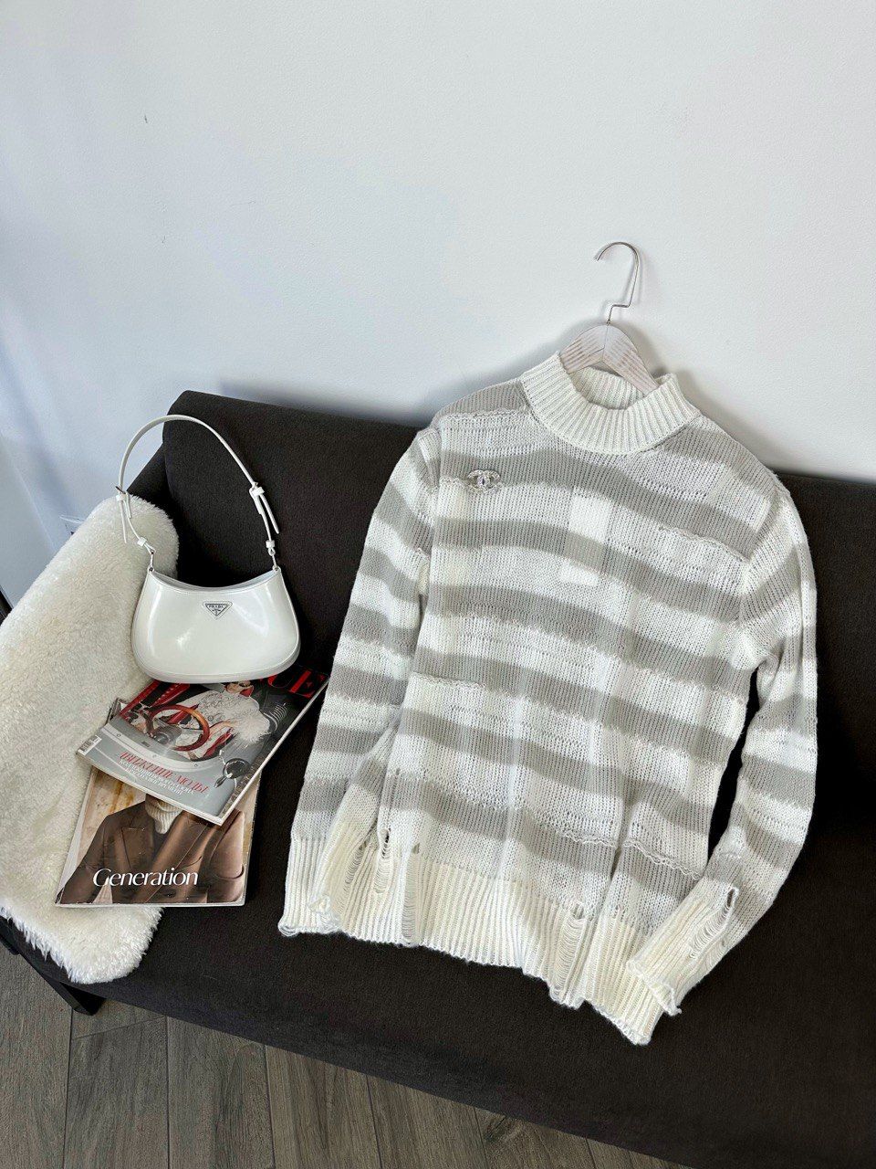 Light sweater with brooch, M