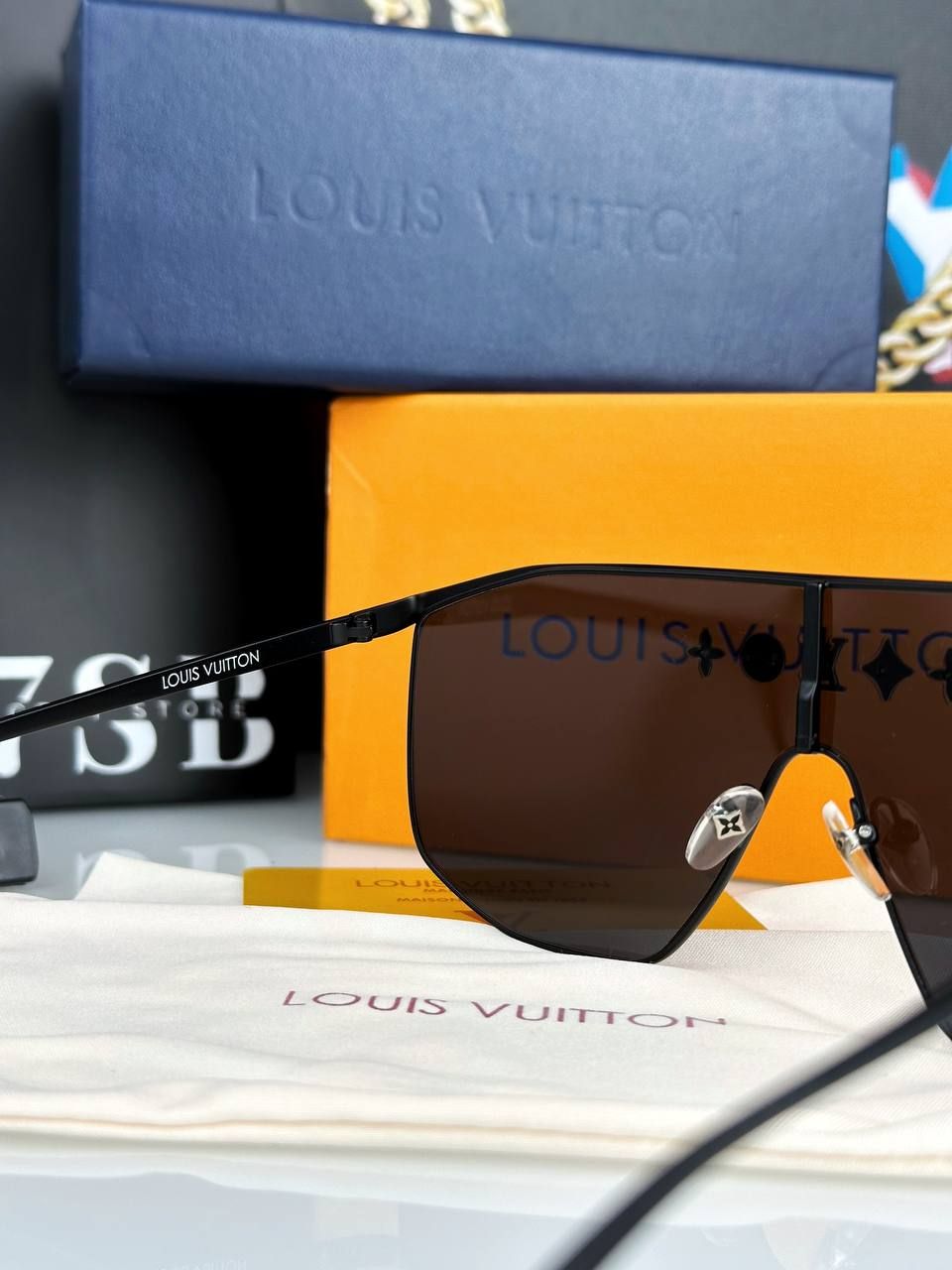 Louis Vuitton sunglasses black with raised logo, 1