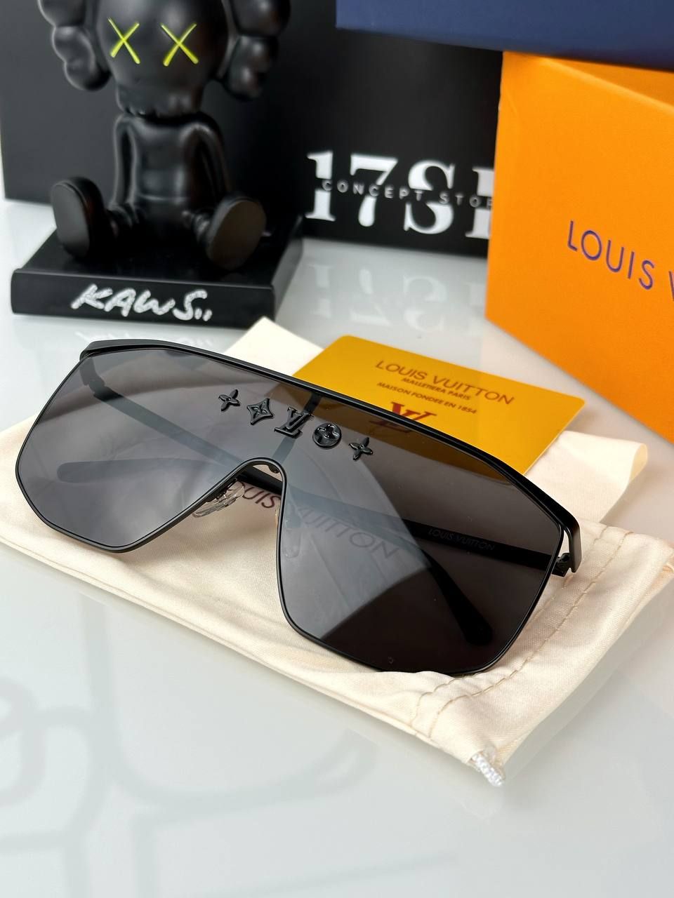 Louis Vuitton sunglasses black with raised logo, 1