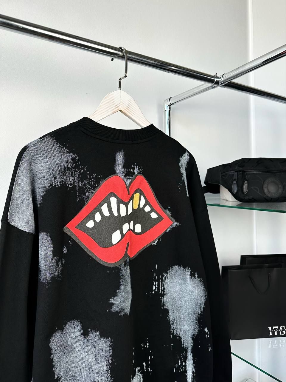 Black sweatshirt with lips, S